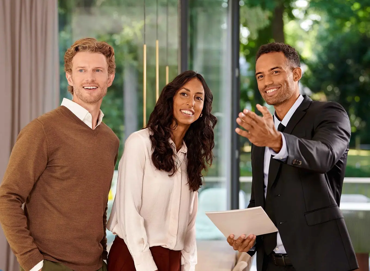 Maklerin bespricht erfolgreiche Vermarktung mit Kunden