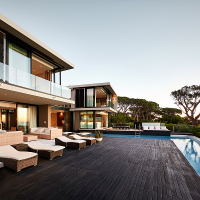 Kundin kauft gemeinsam mit Maklerin eine Immobilie