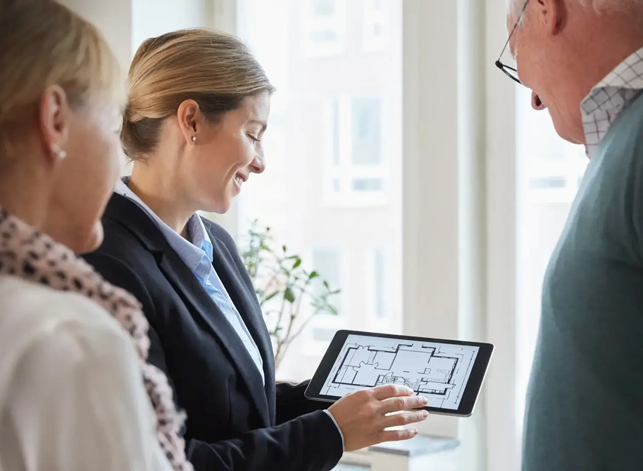 Makler berät Kundschaft in Bruchsal