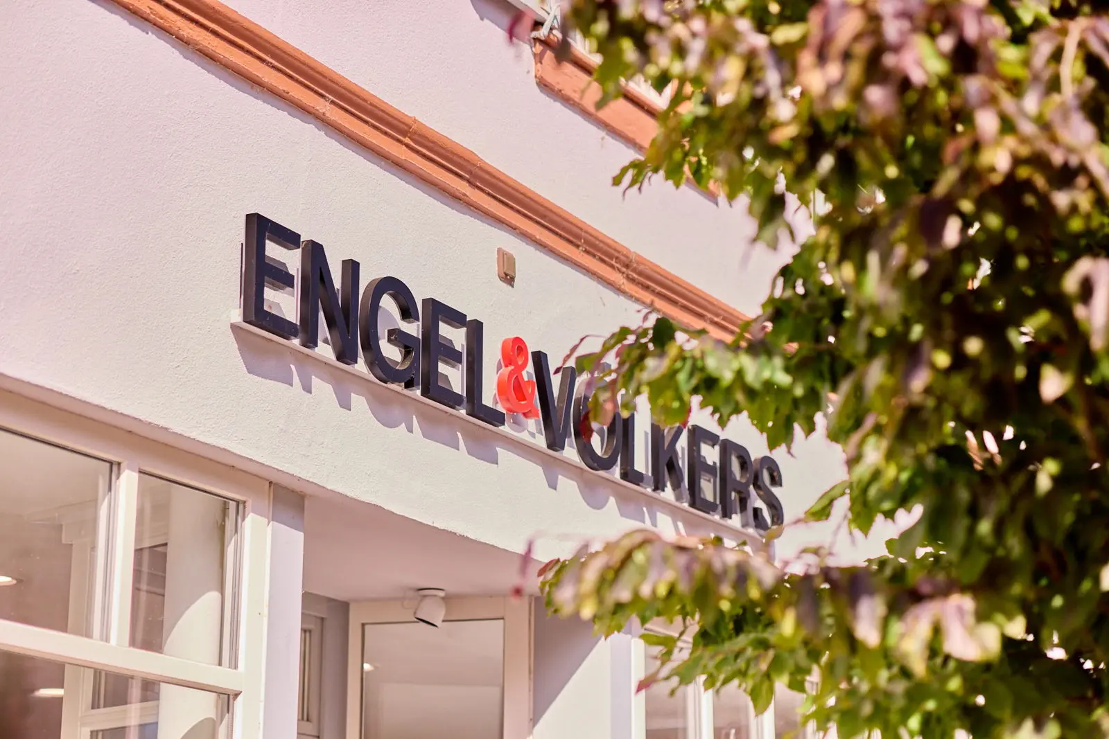 Maklerteam von Engel & Völkers Bruchsal vor dem Shop